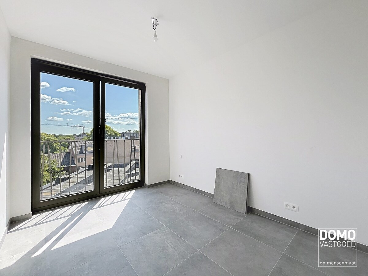 VOLLEDIG AFGEWERKT NIEUWBOUWAPPARTEMENT MET 2 SLAAPKAMERS, TERRAS, ONDERGRONDSE AUTOSTANDPLAATS EN KELDERBERGING IN RESIDENTIE "DE KWINT" TE ZONHOVEN 