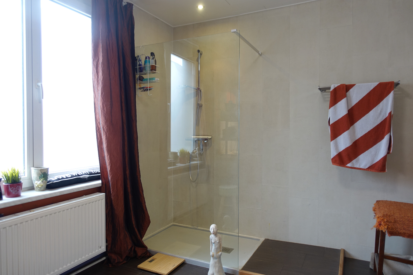 Polyvalent hoekpand met karaktervol appartement en terras 