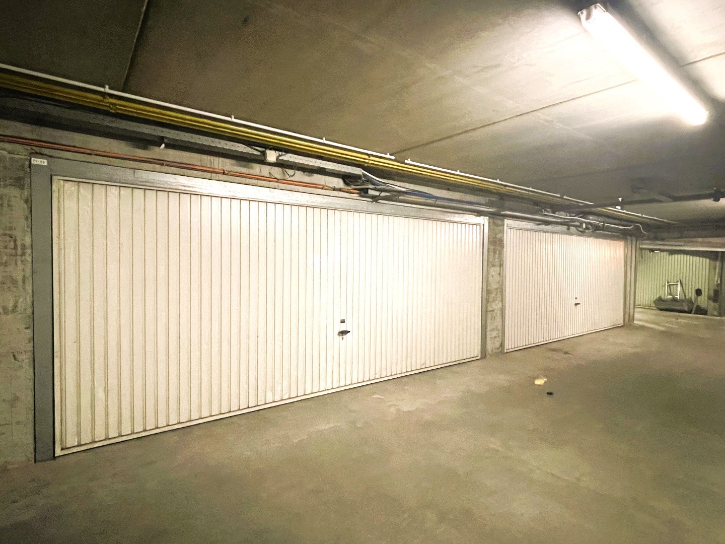 Dubbele garage in afgesloten plaats in centrum Waregem 
