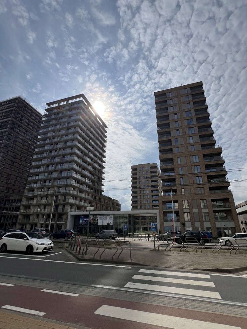 Voici la traduction en français : Appartement spacieux prêt à emménager - grande terrasse ensoleillée. 