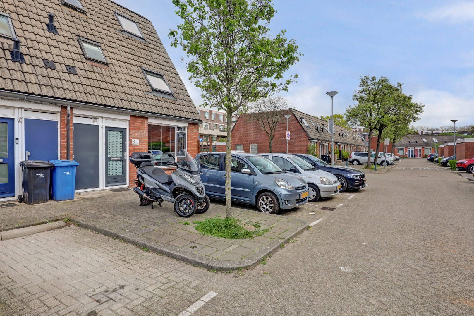 Instap klaar en moderne 4-kamer hoekwoning met 3 ruime slaapkamers, fraaie keuken en badkamer, onderhoudsvriendelijke tuin en gelegen op eigen grond. 