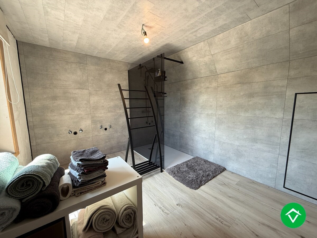 Charmante woning met twee slaapkamers, diepe tuin en ruime garage 