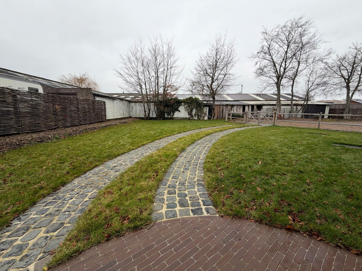 Multifunctioneel commercieel pand op toplocatie. 