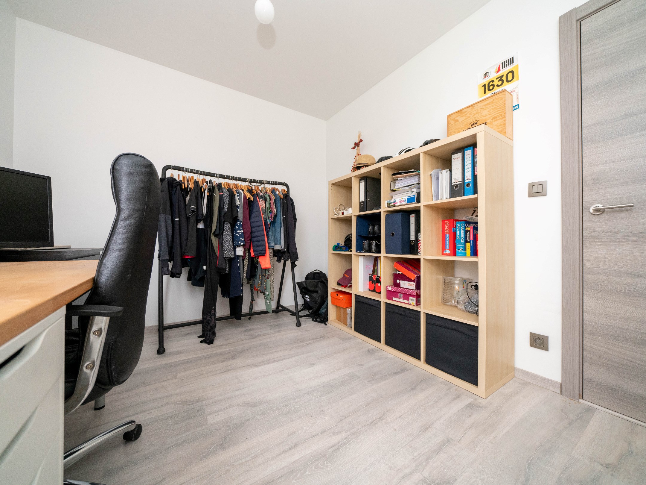 Ruim 2 kamer-appartement met dubbele garage en kelder 