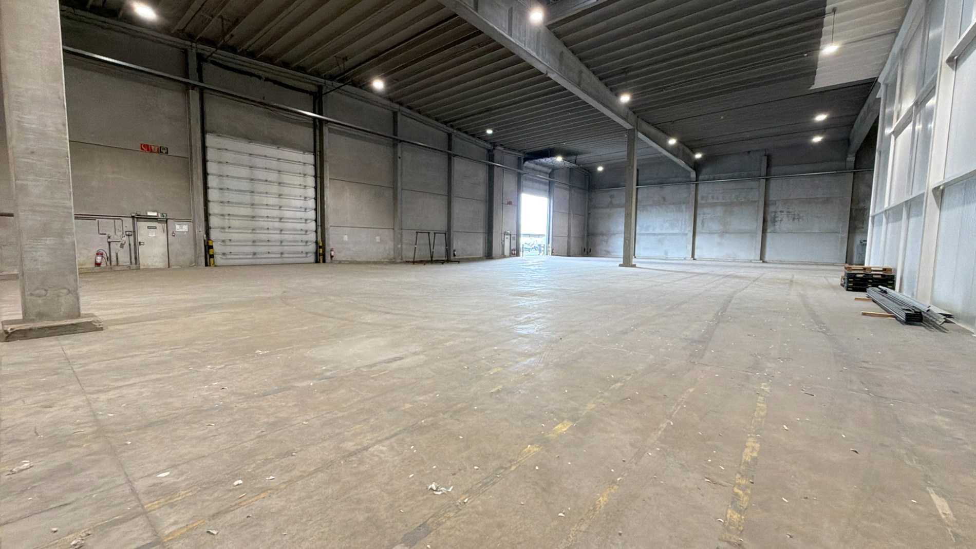 Magazijn met laadkade en nieuwbouw kantoren in haven Antwerpen