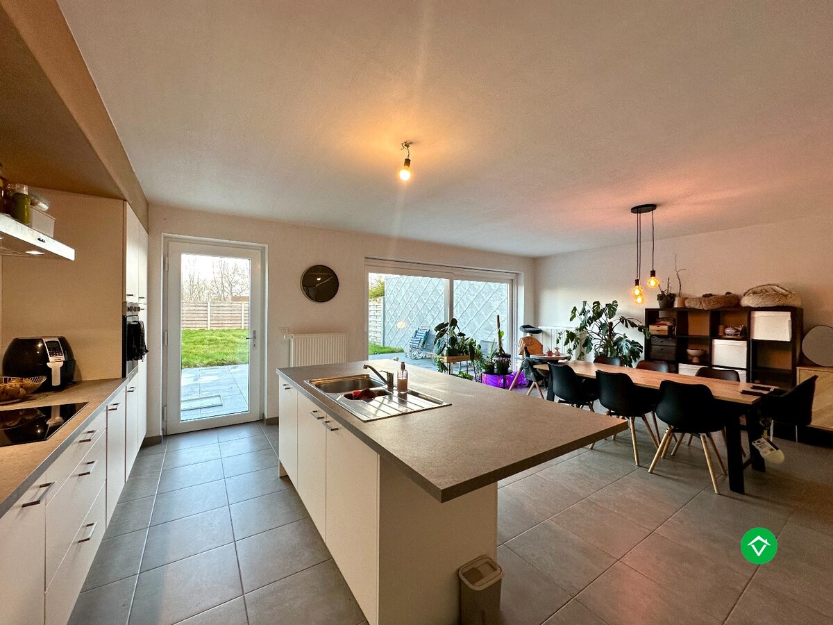 Recente nieuwbouwwoning met drie slaapkamers en garage te Eernegem 