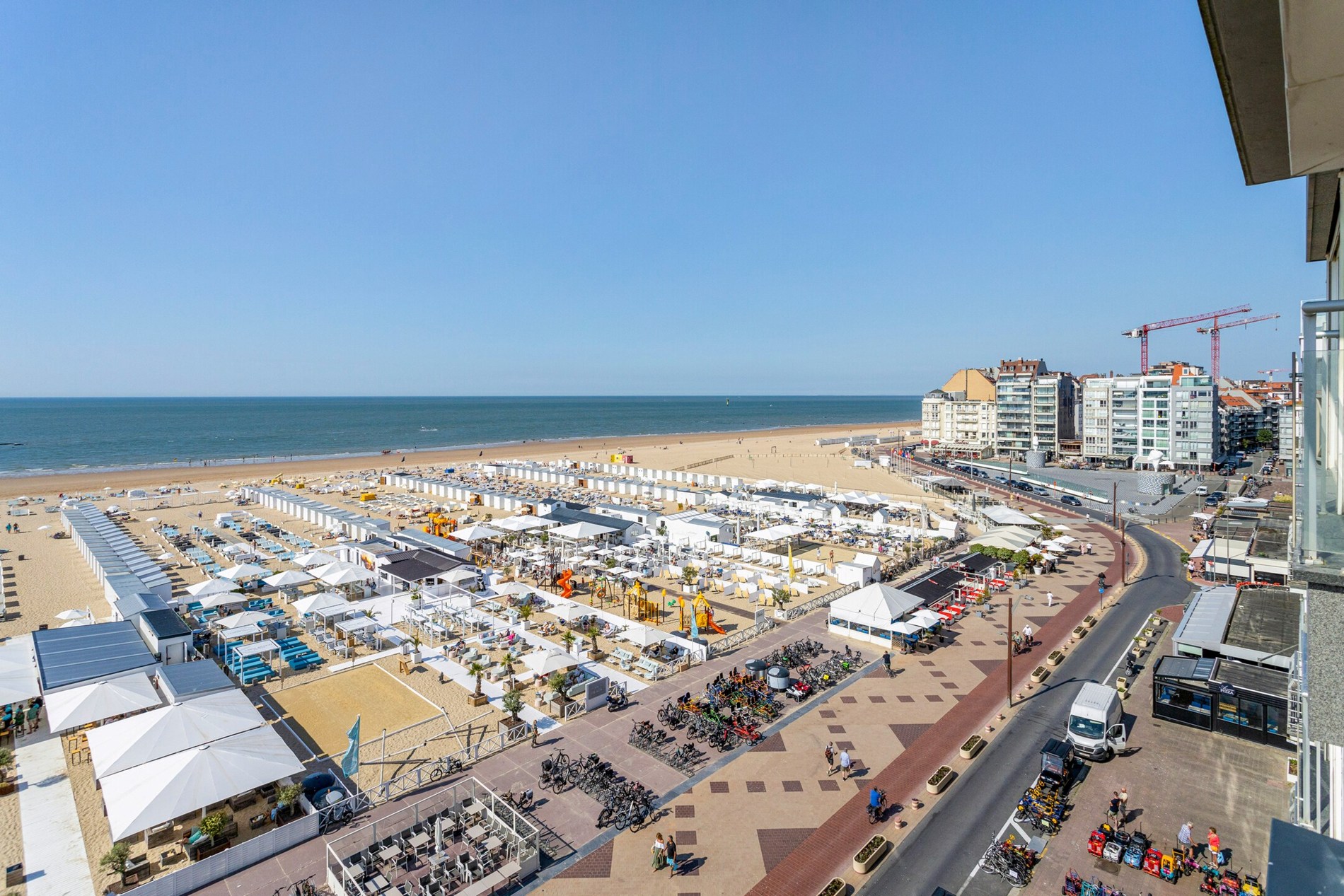 Appartement de vacances confortable et magnifiquement rénové avec vue frontale sur la mer, situé près de la place Rubens. 