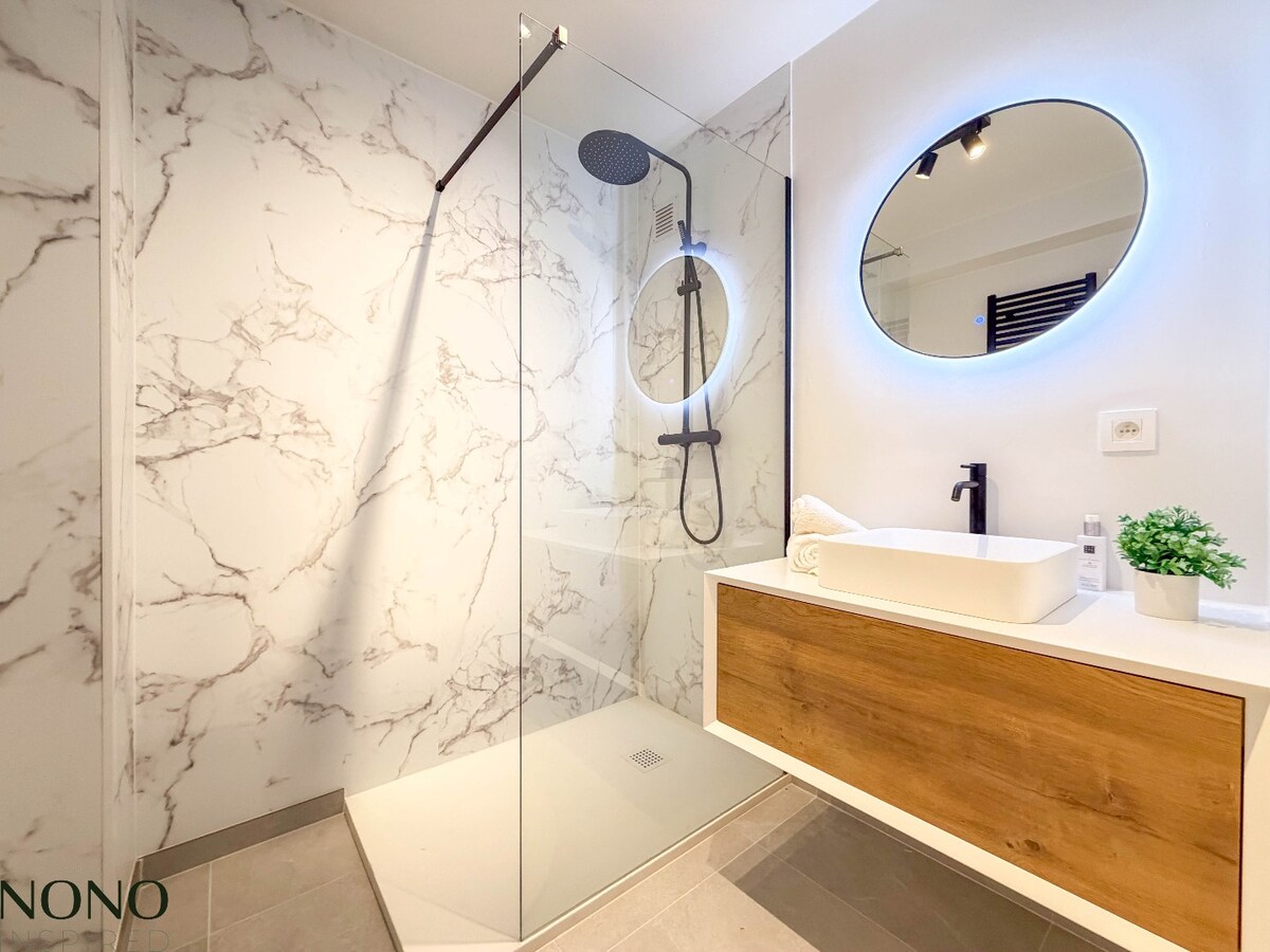 Fantastisch 2-slaapkamer appartement met staanplaats en terras pal in de Doorniksewijk !  *** NONO INSPIRED *** 