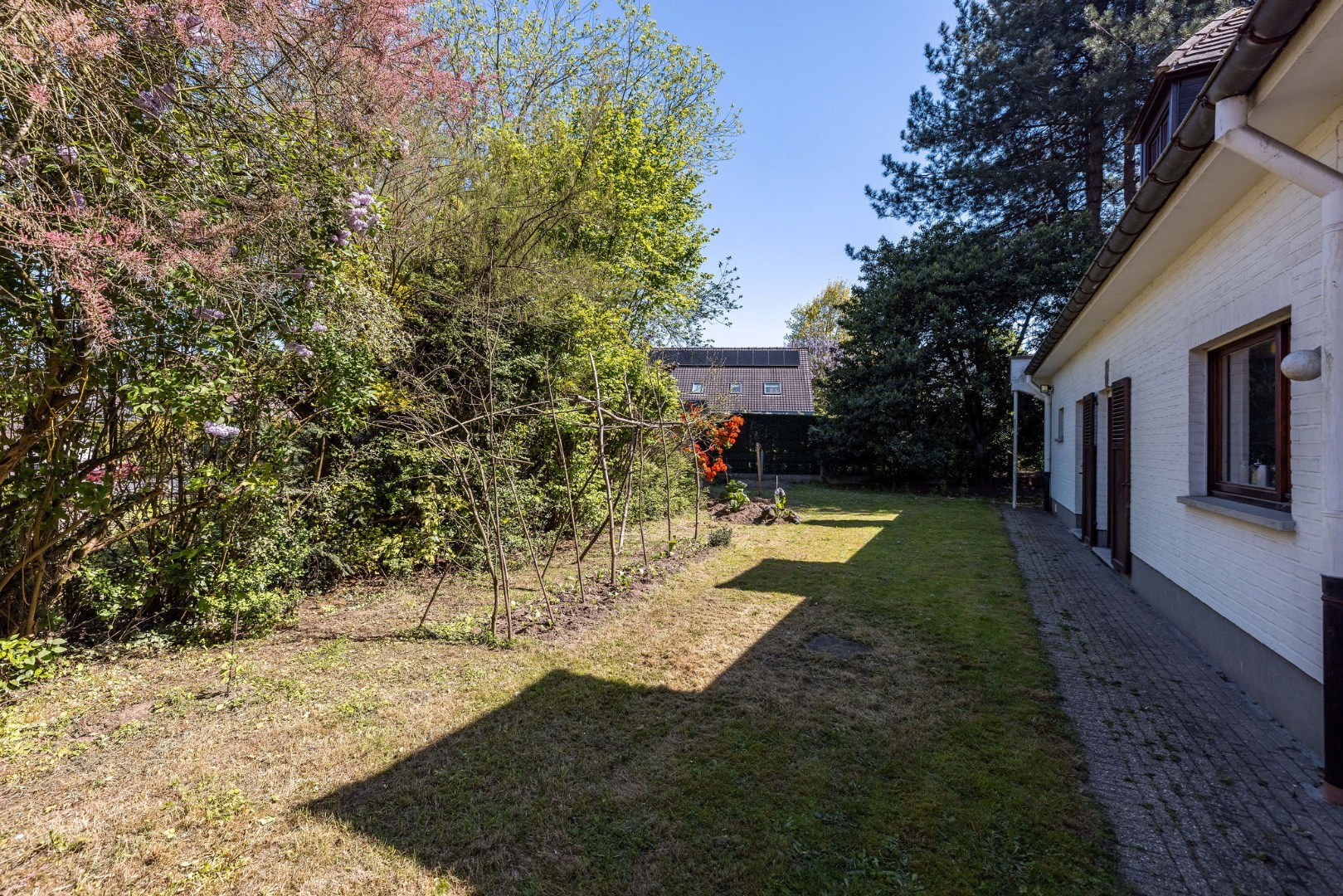 Karaktervolle villa met royale volumes op perceel van 1100m2 nabij de E40 