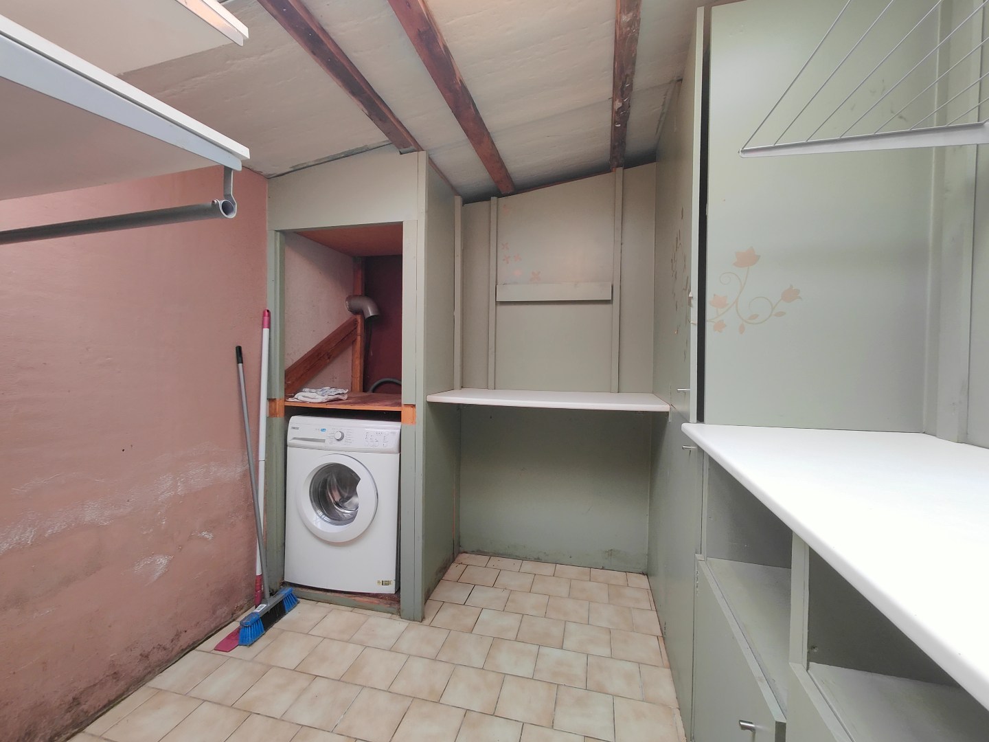 Op te frissen woning met tuin en berging op centrale ligging 