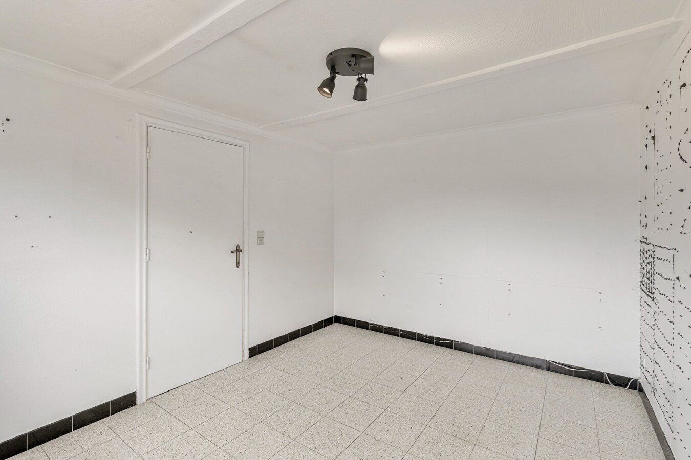 Te renoveren halfvrijstaande gezinswoning op een perceel van 5a03ca te Neeroeteren! 