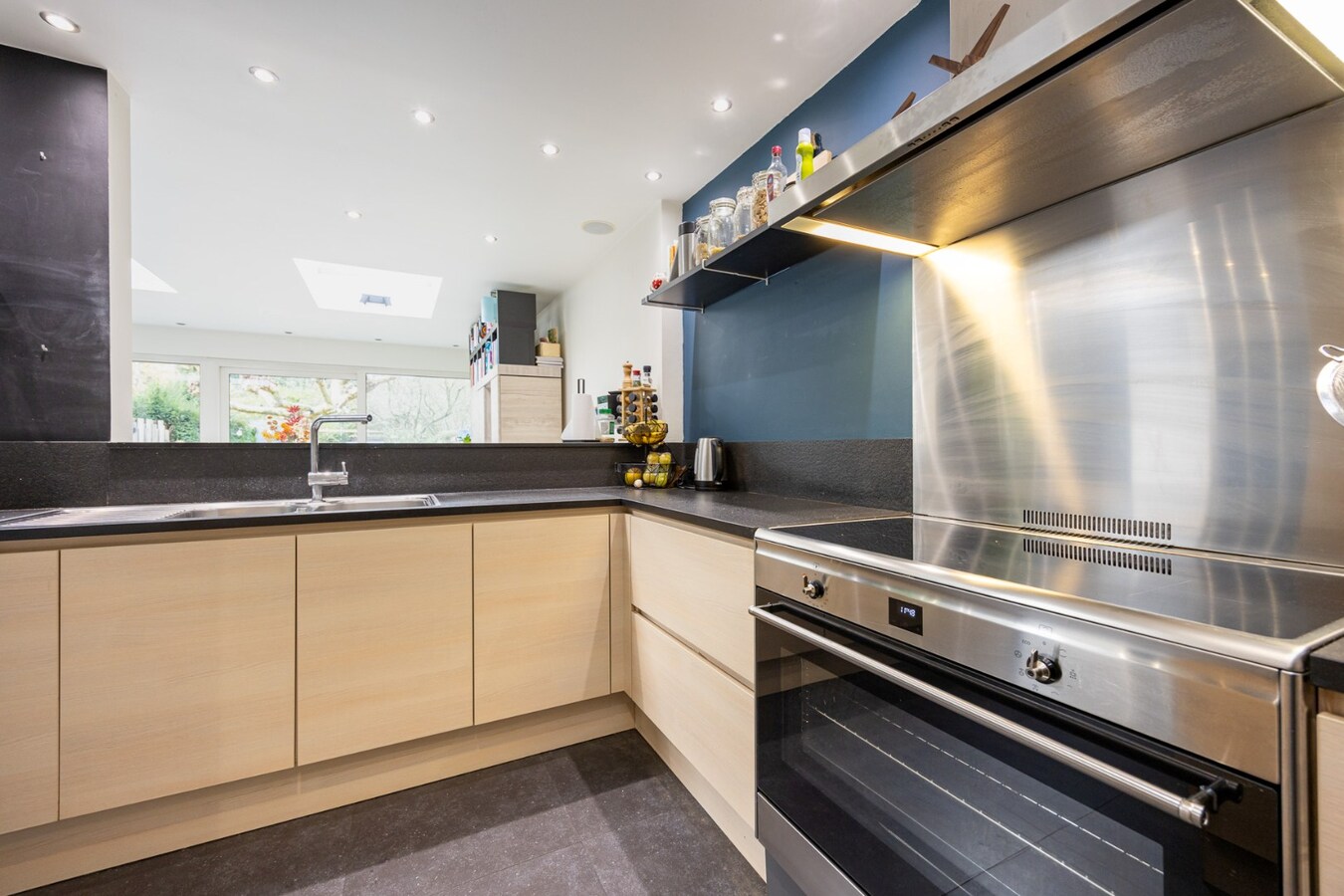 Instapklare gezinswoning met 3 slaapkamers en zonnige tuin op toplocatie 