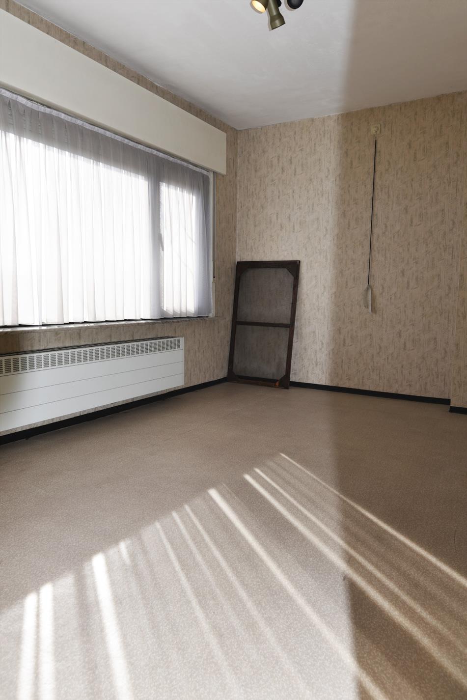 Op te frissen woning met 3 slpks, garage en tuin gelegen te Eeklo 