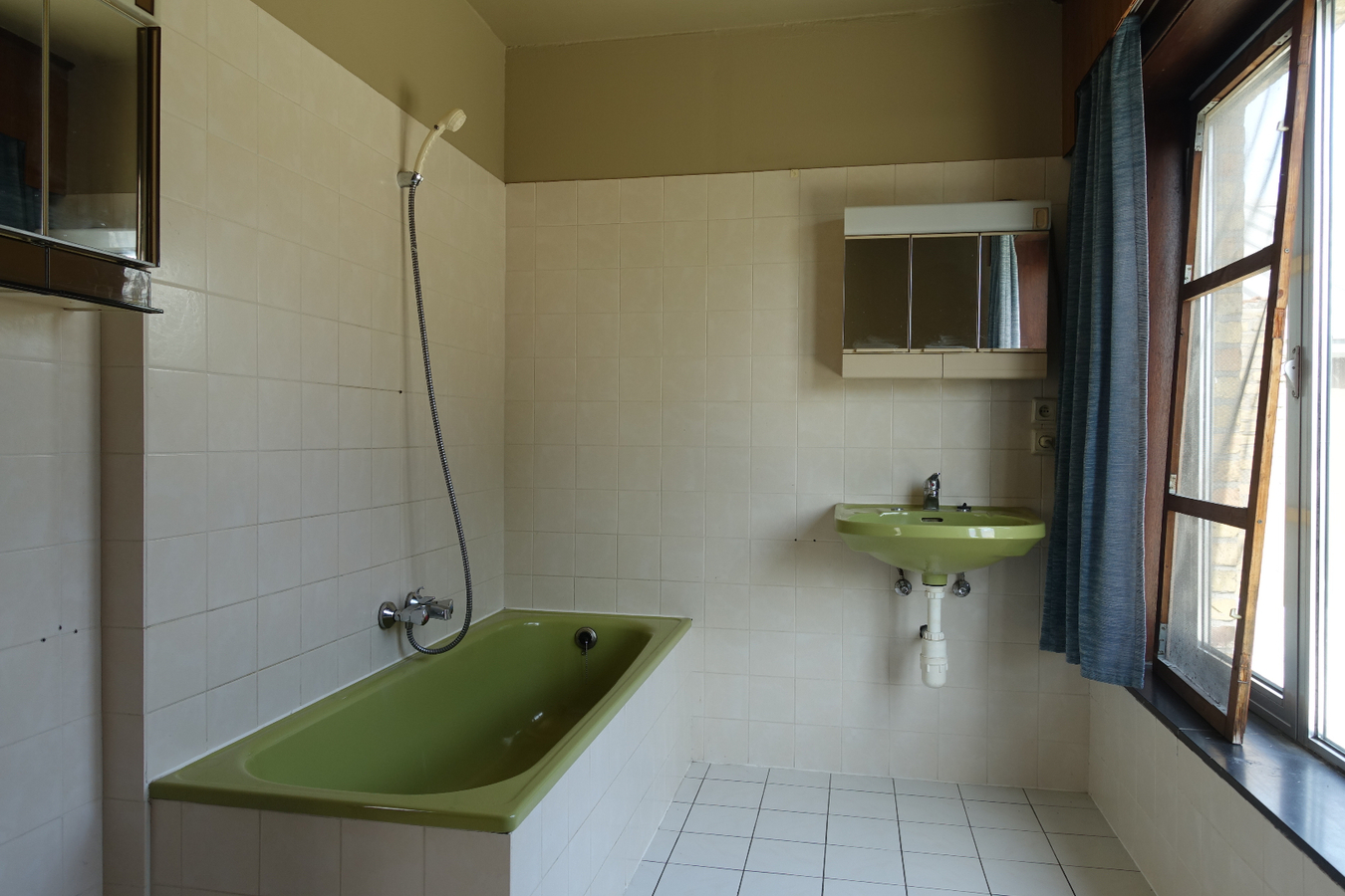 Unieke vastgoedaanbieding aan op- en afrit E40 Jabbeke 