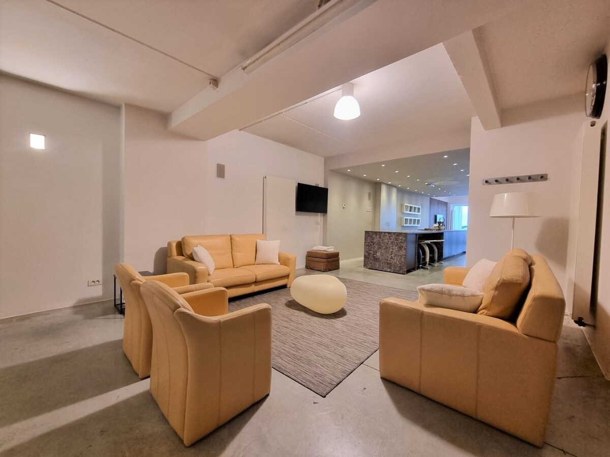 Uitzonderlijk appartement/loft op de zeedijk van Heist (271 m² bew. opp!!) 