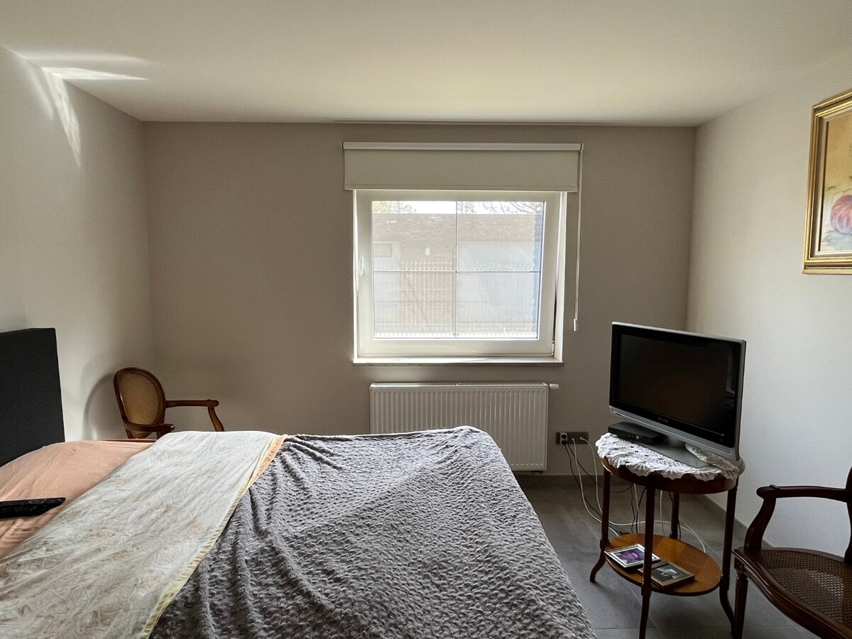 Luxueus én ruim gelijkvloers appartement in rustige omgeving. 