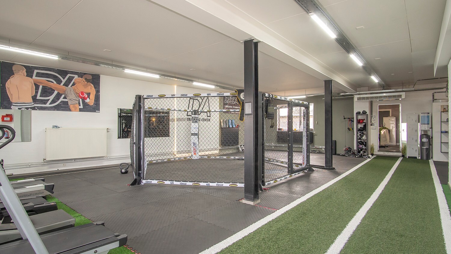 Handelsgelijkvloers met privé parking 