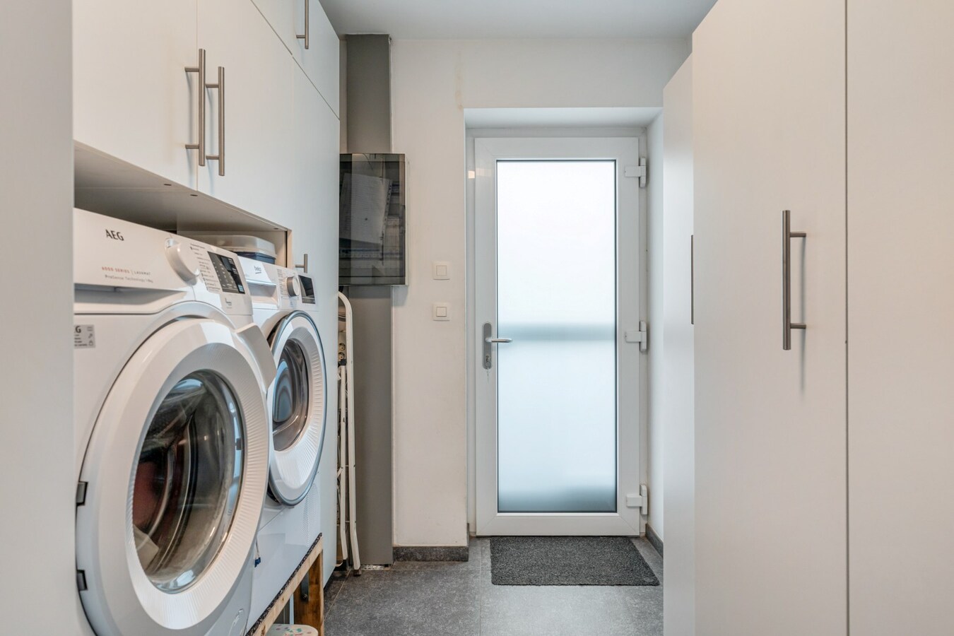 Zeer goed onderhouden en praktisch ingedeelde gezinswoning met 4 slaapkamers en prachtige tuin. 