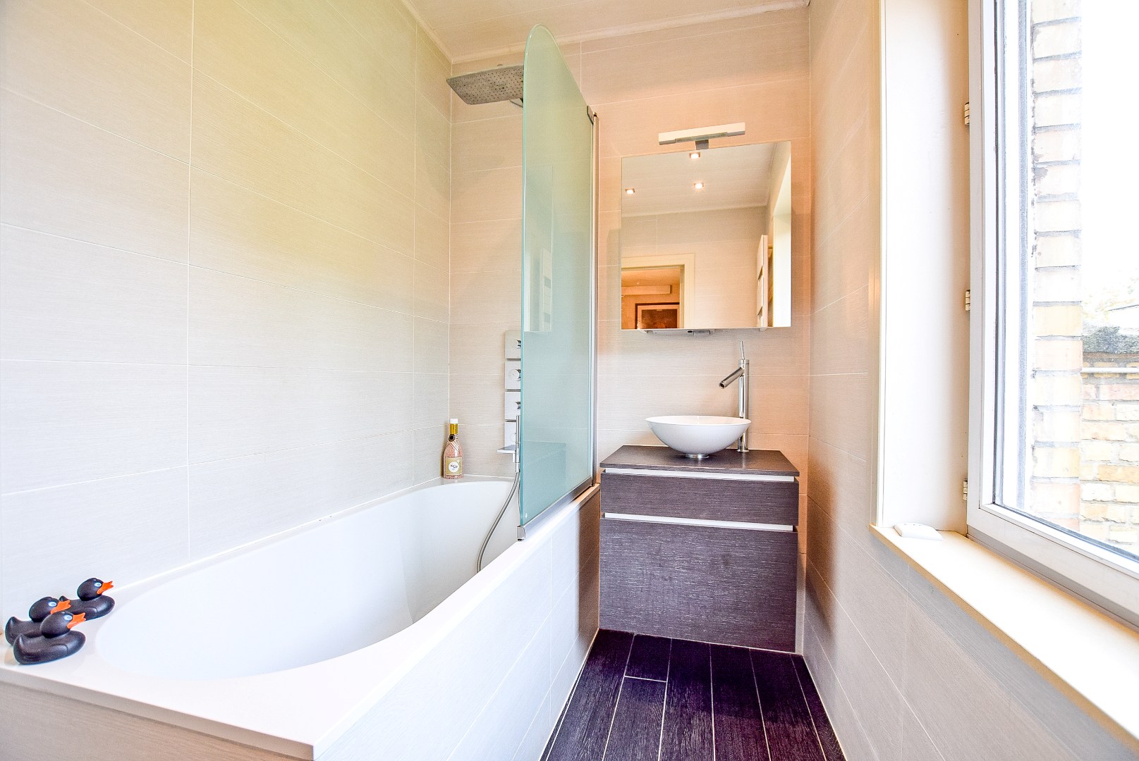 Kwalitatief afgewerkte woning met handelsruimte (536m² bewoonbaar) op een toplocatie. 