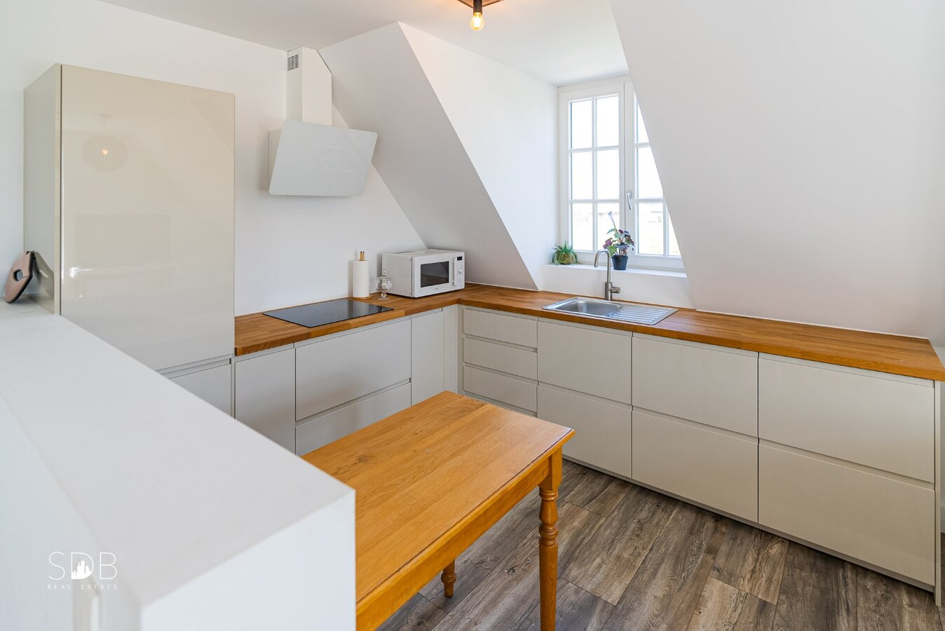 Stijlvolle villa met diverse bijgebouwen en graslanden op circa 3ha 