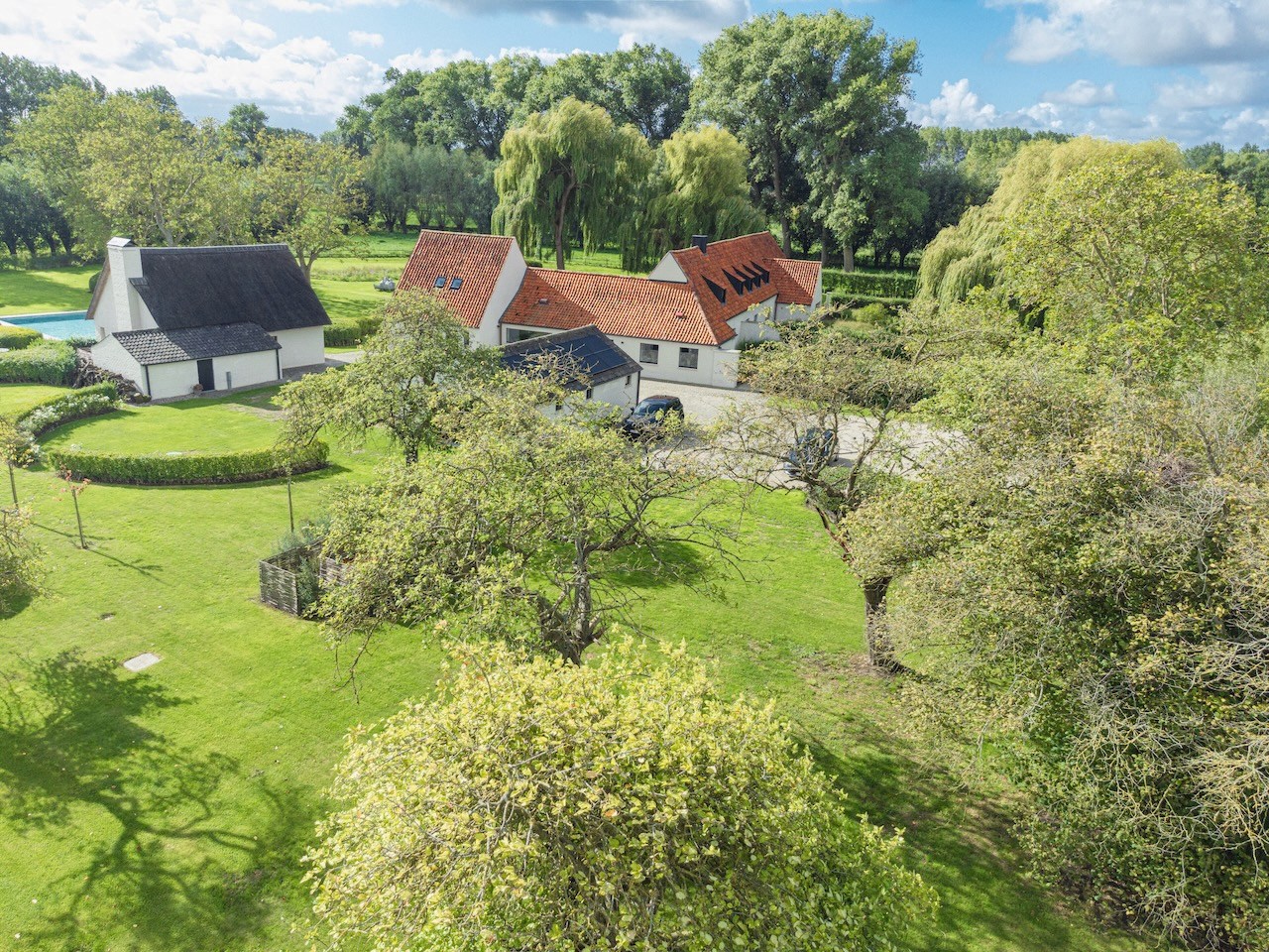 Uitzonderlijk gerenoveerde Hoeve met bijhuis op een domein van 1,5 hectare 