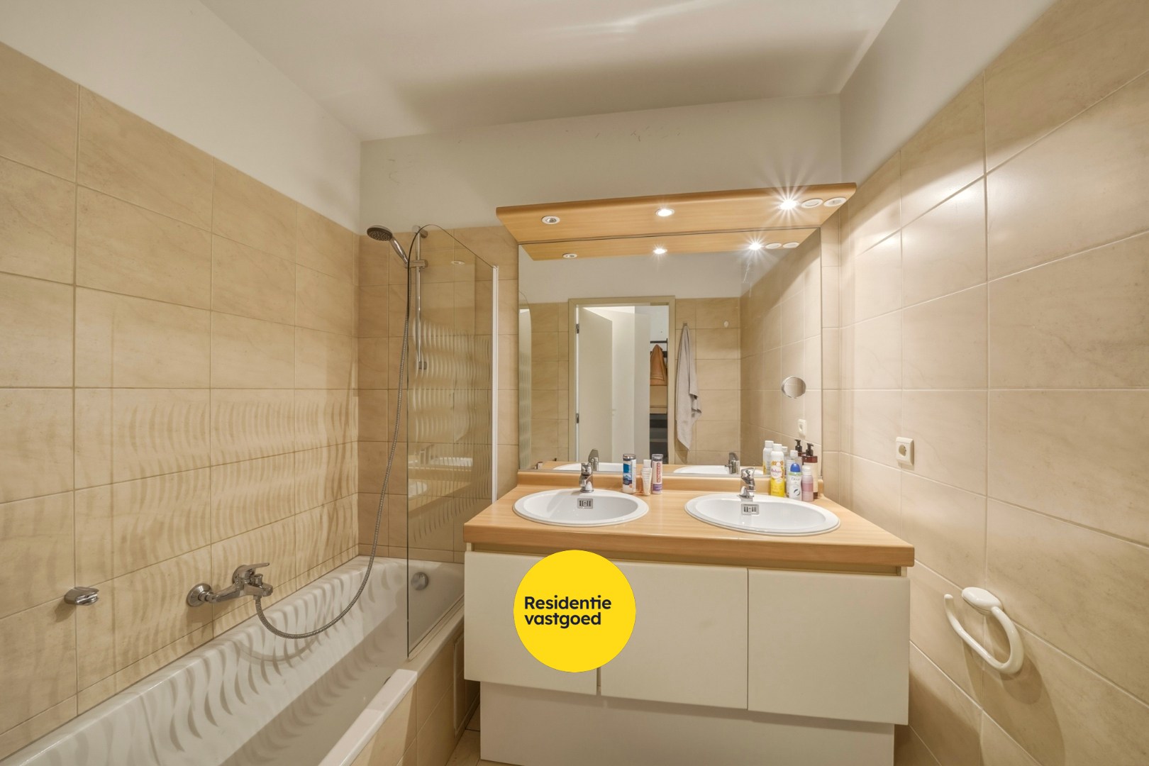 Instapklaar 3- slaapkamerappartement op toplocatie aan het strand! 