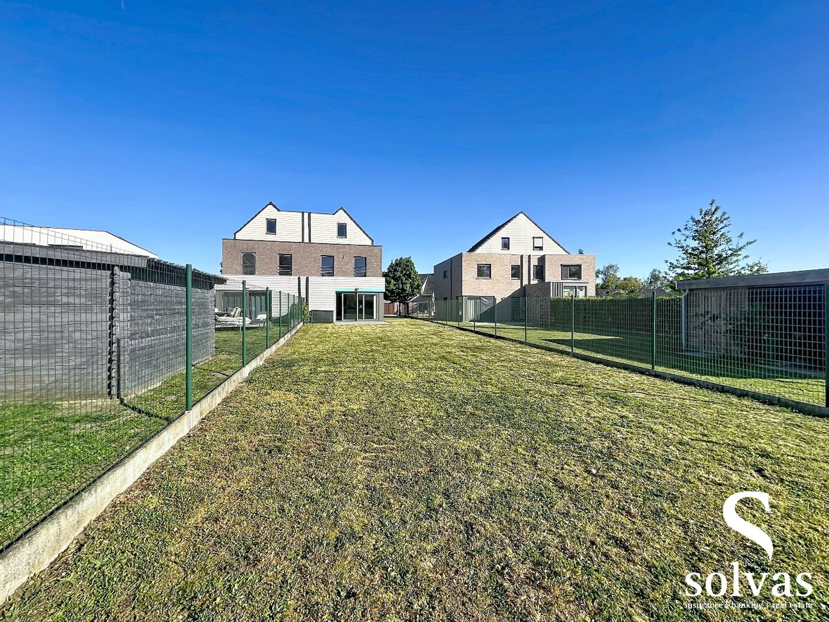 Instapklare ruime halfopen woning met 4 slaapkamers op toplocatie! 