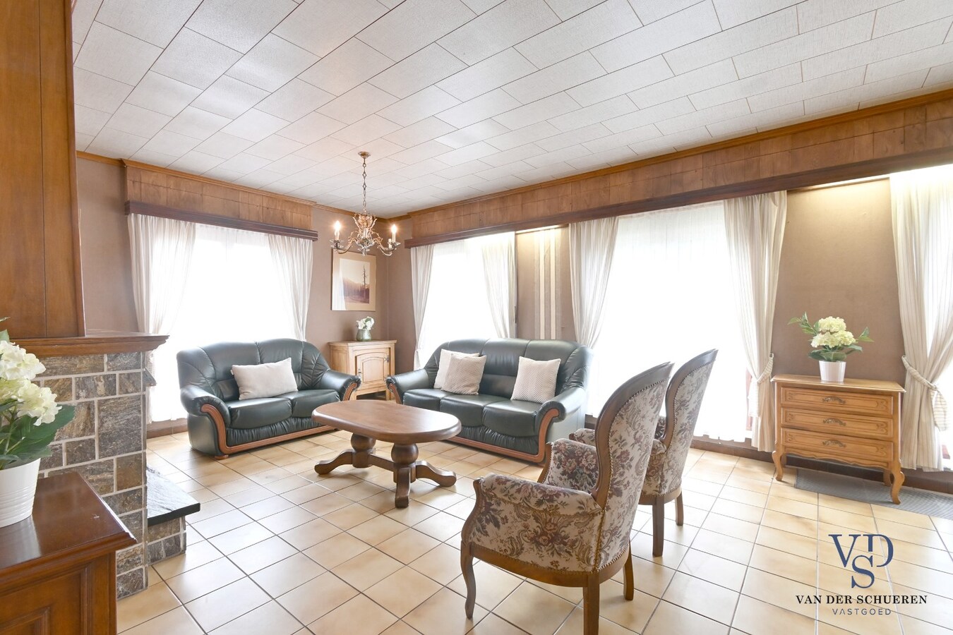 Bijzonder ruime, praktisch ingedeelde gezinswoning 