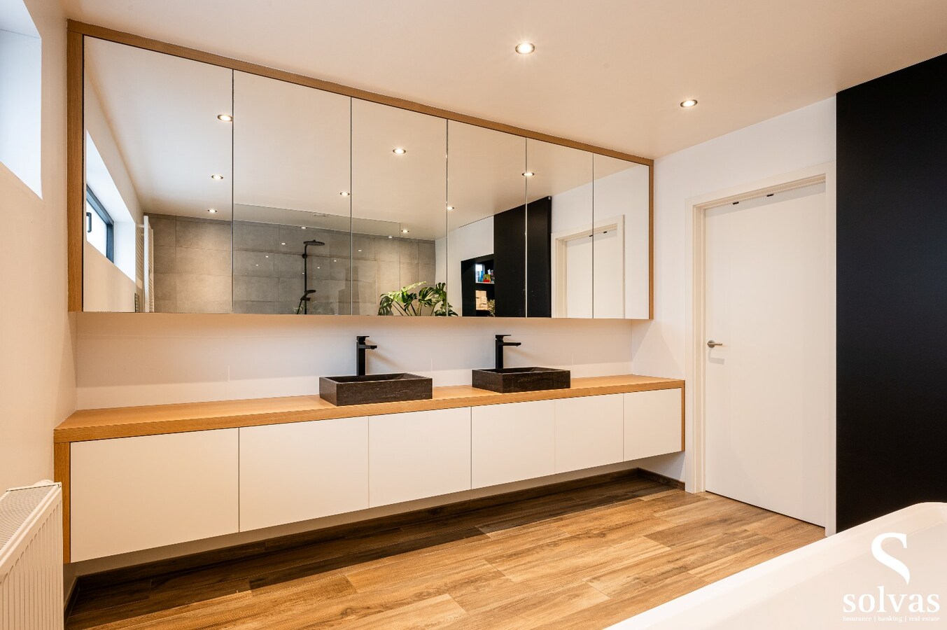 Halfopen gezinswoning met 4 slaapkamers, garage en zonnepanelen – Eeklo 