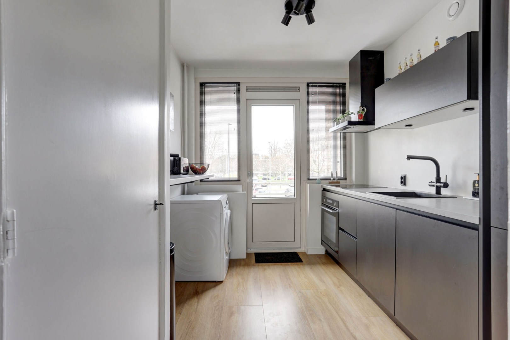 Zonder klussen te betrekken, instapklaar 3-(voorheen 4) kamer appartement met moderne keuken en badkamer, 2 balkons, berging in de onderbouw en gelegen op eigen grond! 