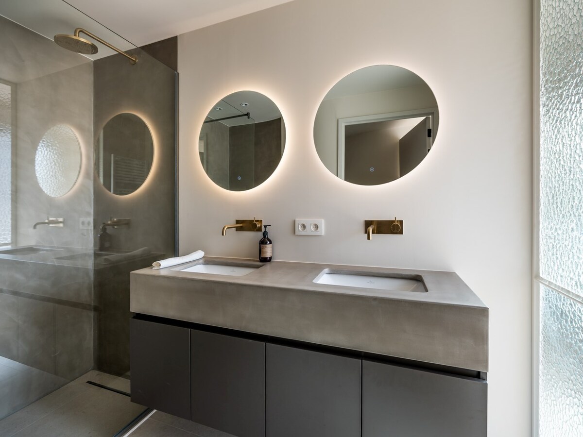 Appartement de luxe avec une terrasse spacieuse et une vue latérale sur la mer ! 