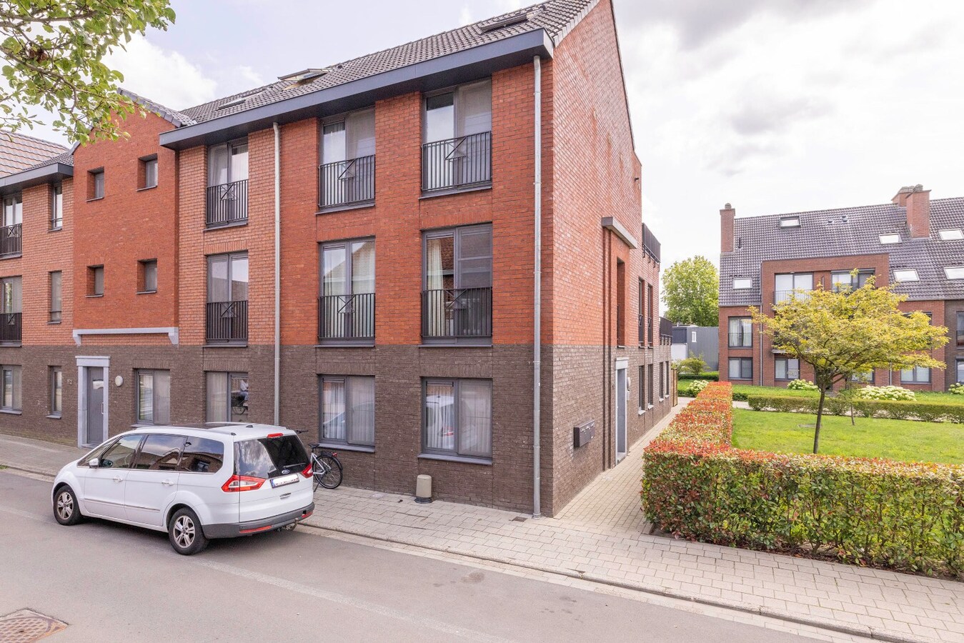 Instapklaar gelijkvloers met 2 slpks - tuin - garagebox 