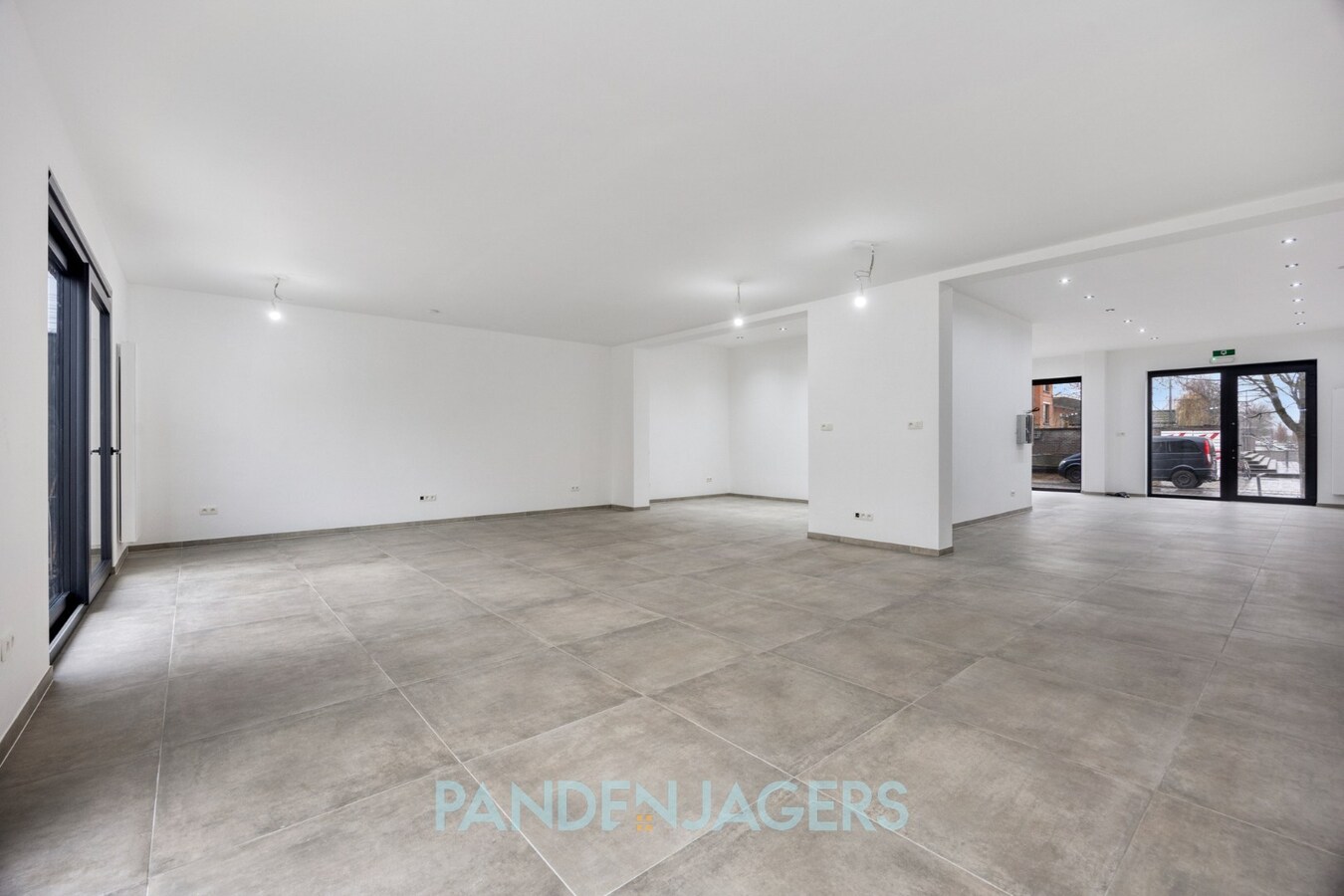 Volledig gerenoveerd handelspand met uitzonderlijke buitenruimte te Duffel 