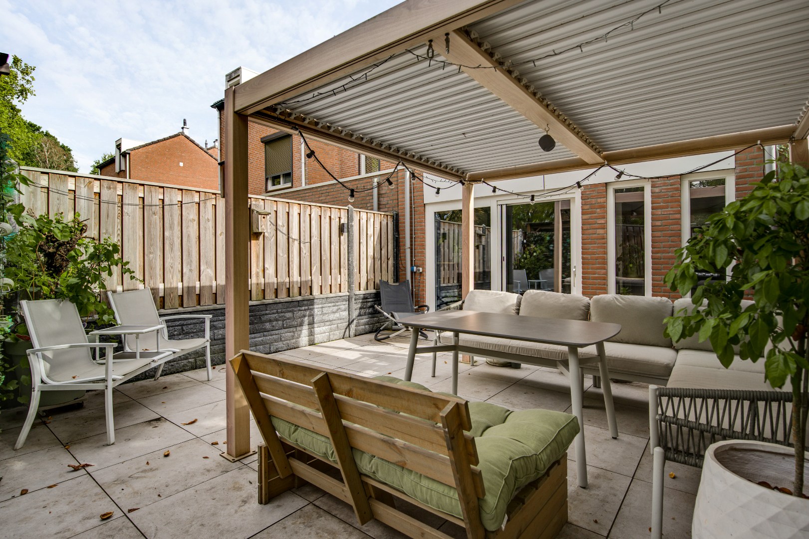 Ruime Tussenwoning in Weert met 4 Slaapkamers, 2 Badkamers, Tuin op het Noordwesten en 2 Parkeerplaatsen - Bouwjaar 1981, 132m² Woonoppervlak 