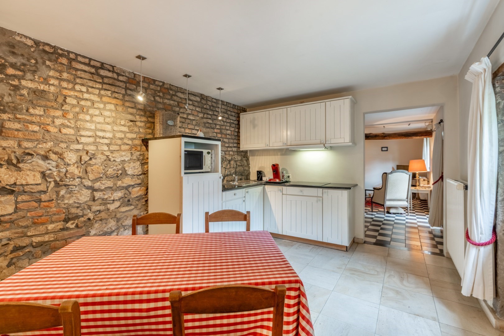 gastenverblijf 2: keuken met eetruimte