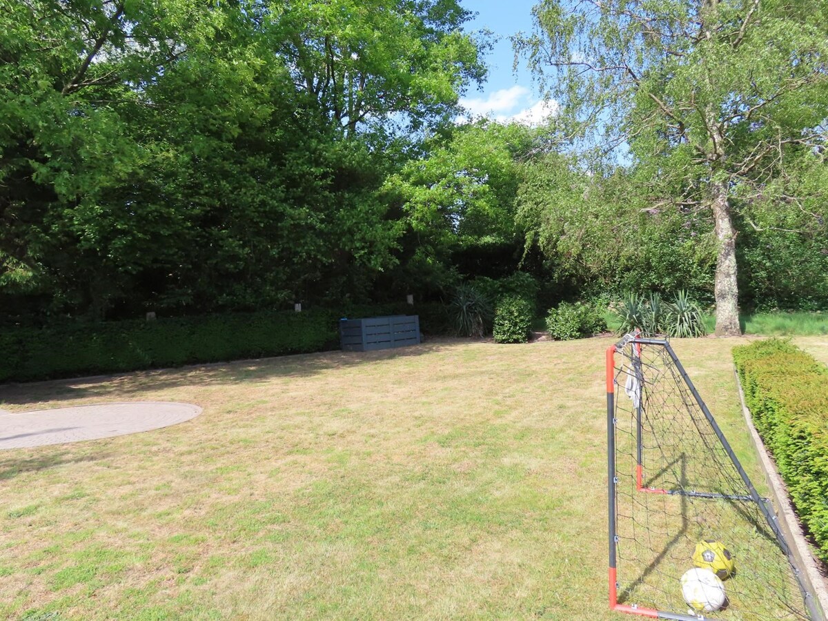 Prachtige villa, rustig gelegen te Houthalen. Dichtbij autosnelwegen en openbaar vervoer. Het centrum van Houthalen op 5 minuten en Hasselt op 15 minuten. 