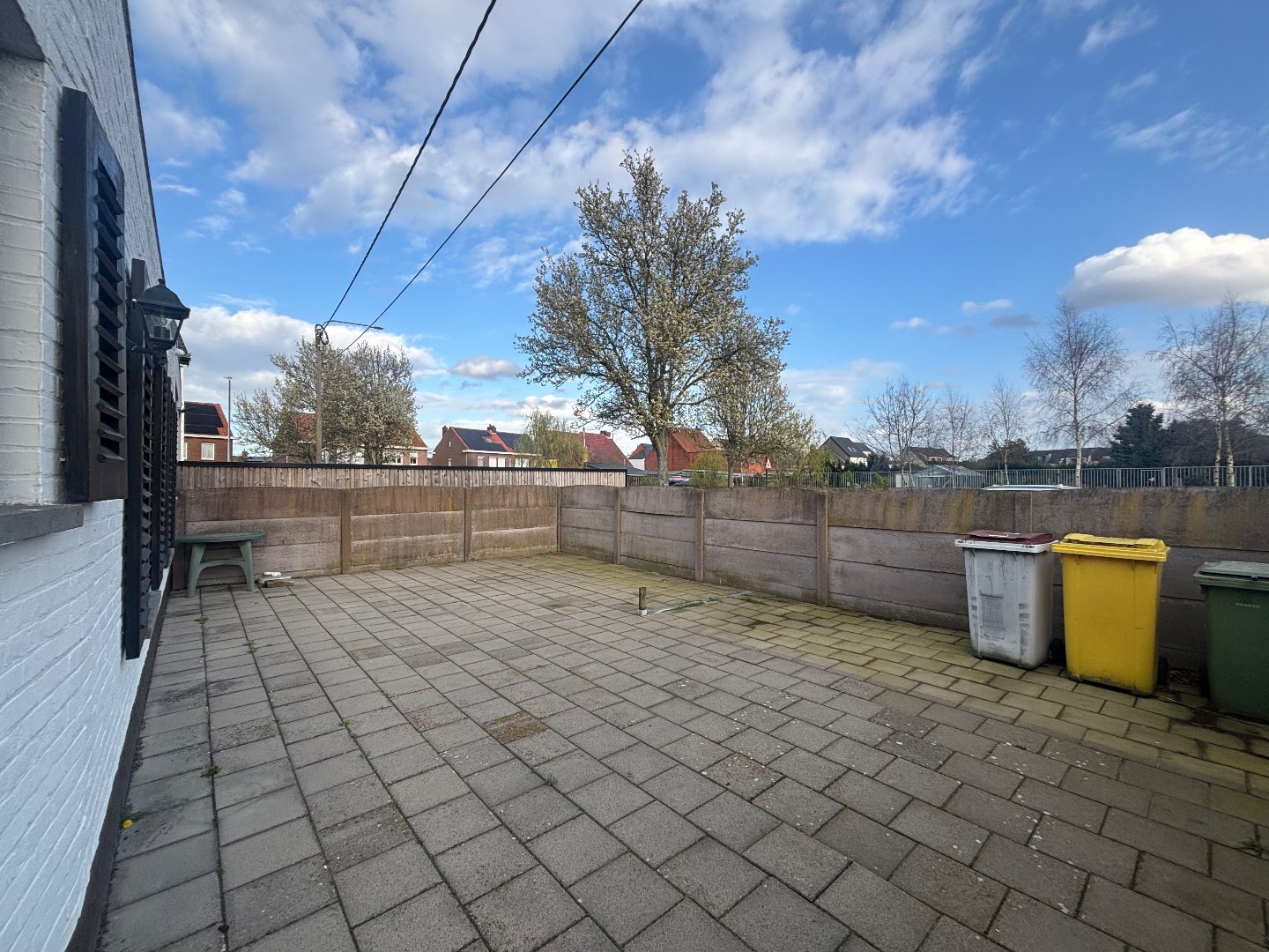 Gelijkvloerse woning met 2 slpk., garage en carport nabij centrum Mol 