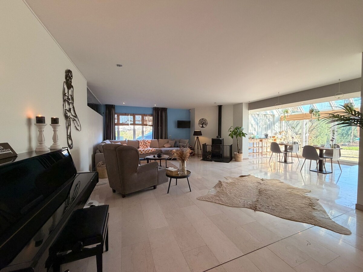 Instapklaar landhuis met bewezen B&amp;B, wellness, dierenfaciliteiten en uitzonderlijk privacy wonen en ondernemen in Maasmechelen. 