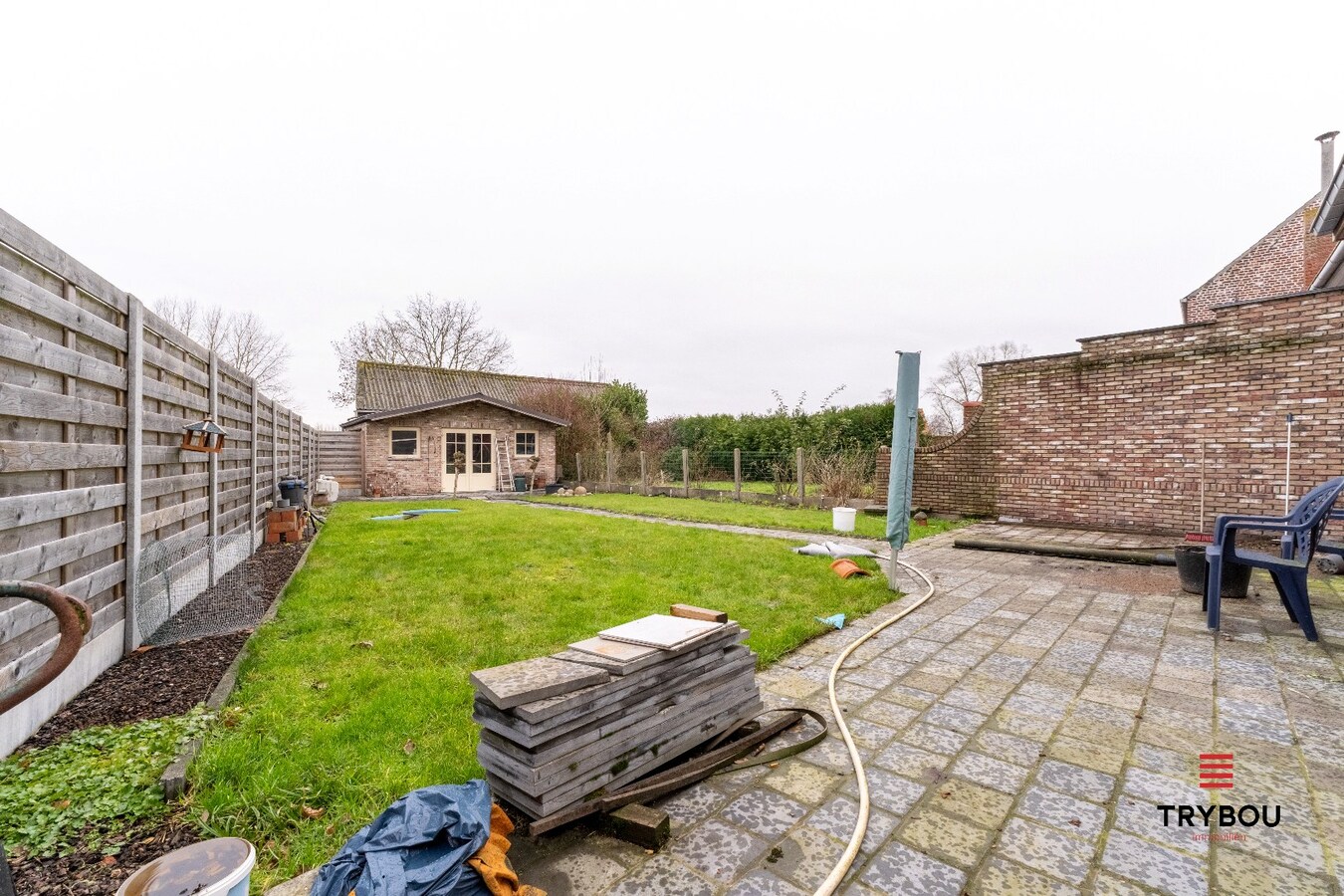 Kloeke woning met tuin, 2 garages en uitweg 