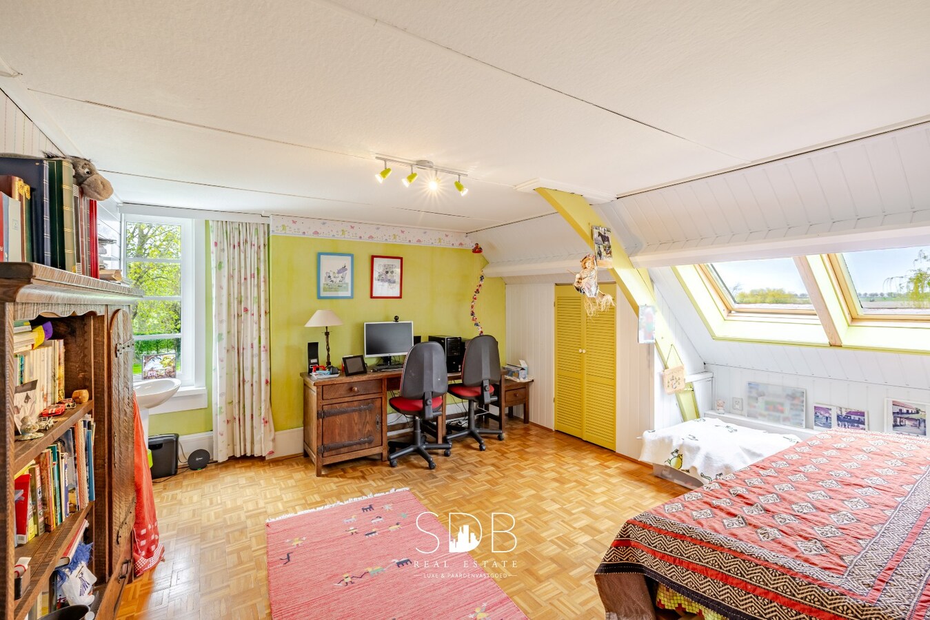 Landelijke woning met authentiek gastenhuis, stalgebouw, graslanden en buitenpiste op 20.285m² 