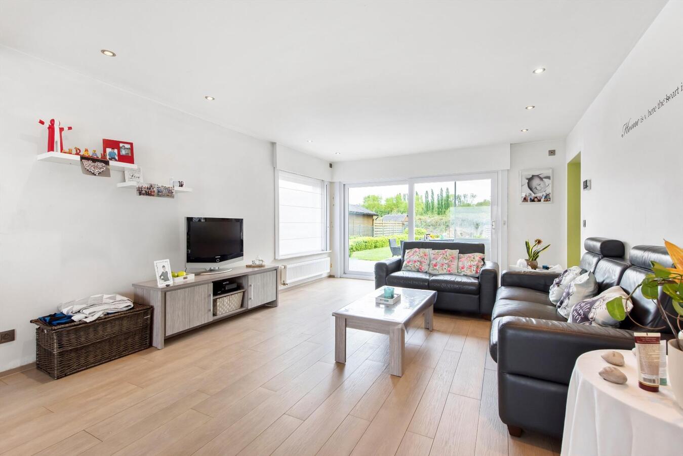 Prachtig gerenoveerde woning met 3 slaapkamers en zongerichte tuin. 