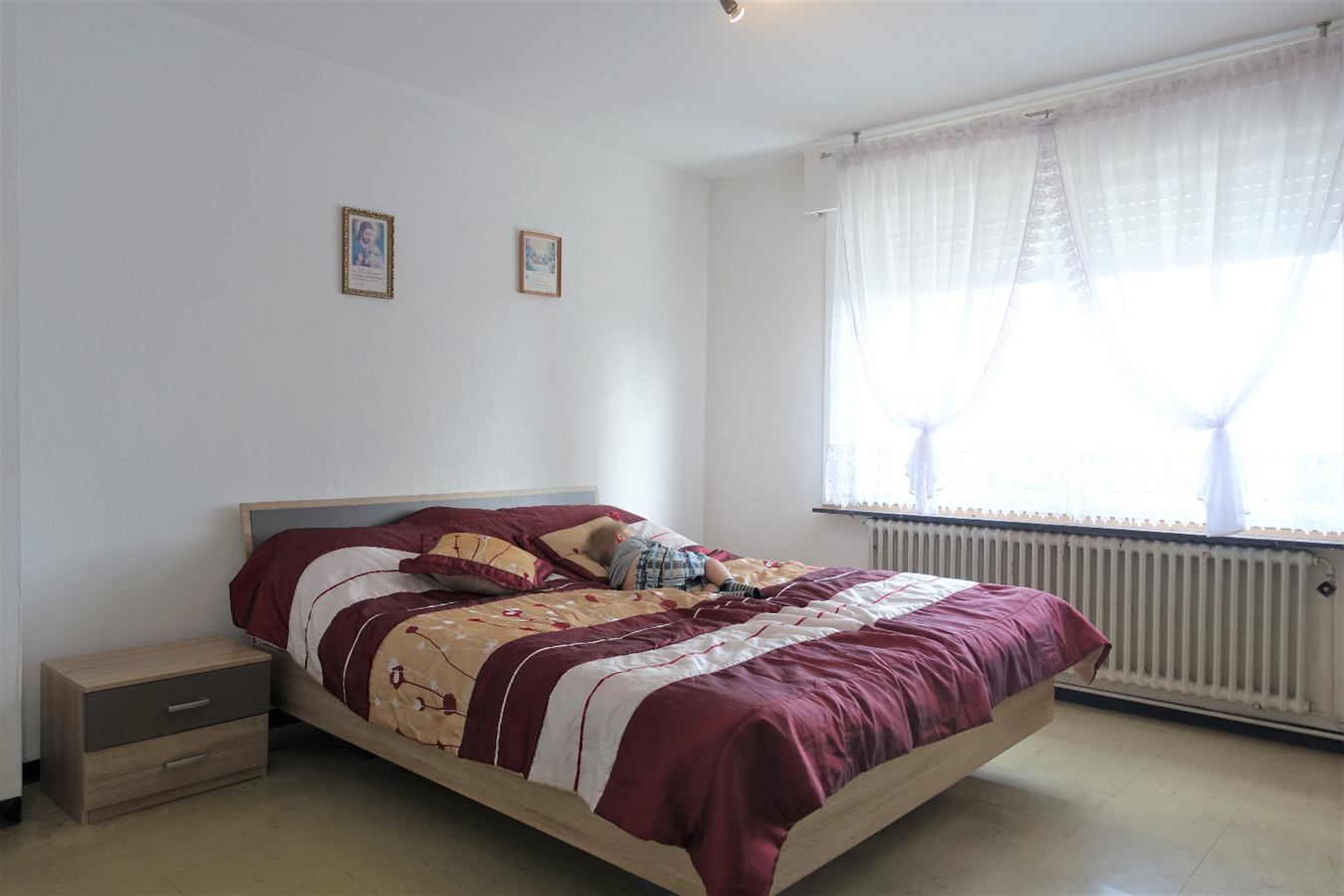 Gerenoveerde halfopen woning met garage in leuke buurt 