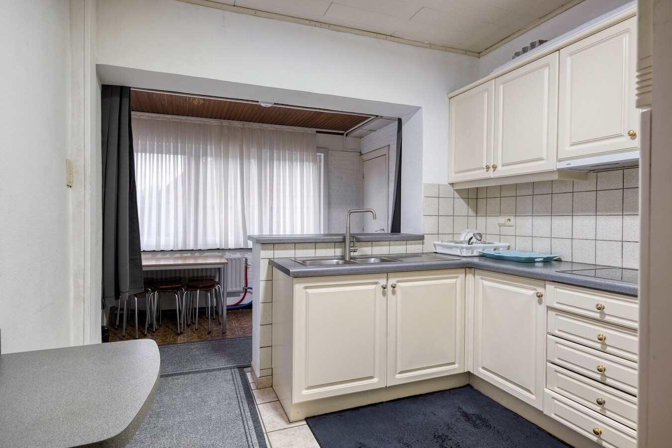 Woning met vergunde loods (300 m² x 2) en bijgebouw (50,50 m²). 