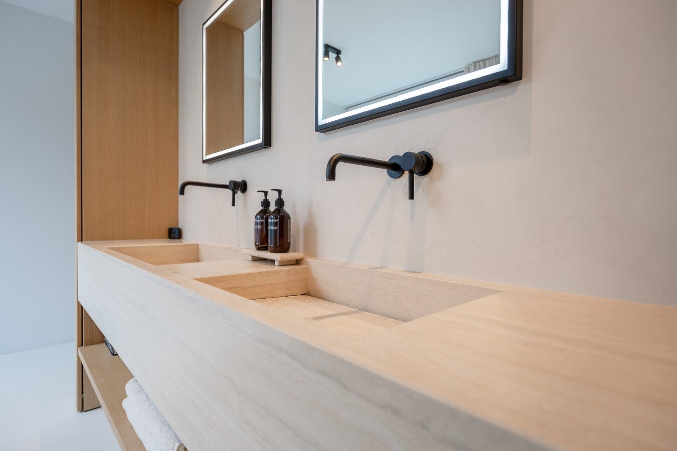 Moderne gelijkvloerse designvilla in exclusief privédomein 