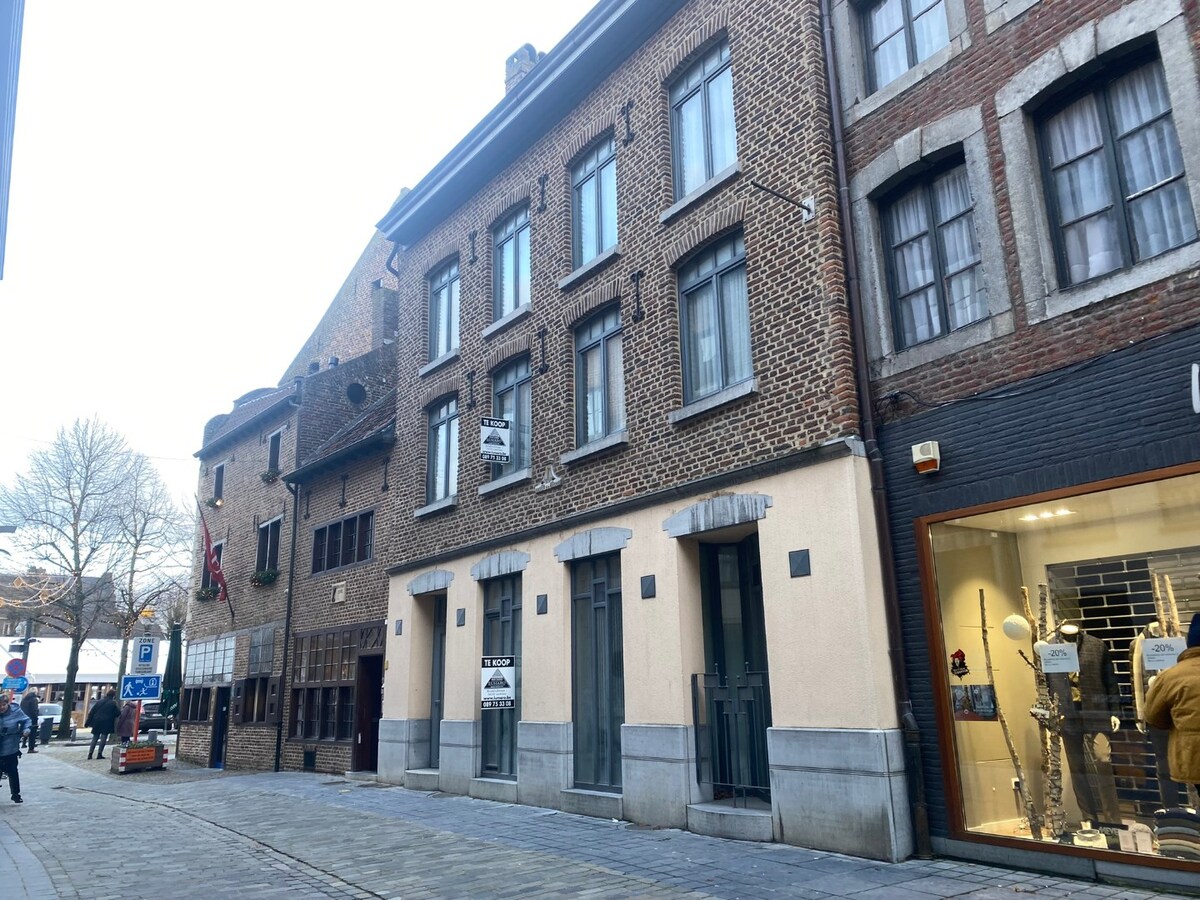 Burgerhuis 'Den Golden Naegel' - aan de Markt - lift - overdekte parking 