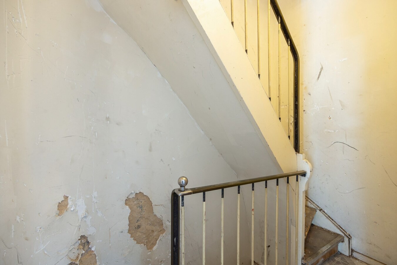 Te renoveren opbrengsteigendom met garage te Antwerpen! 