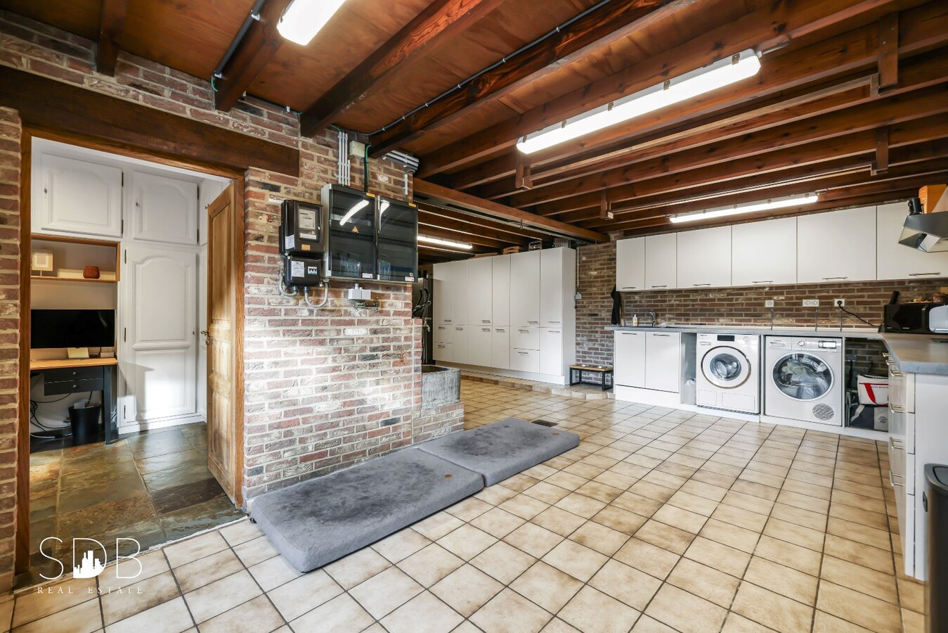 Landelijke villa met zwembad, paardenfaciliteiten en piste op circa 2 HA 