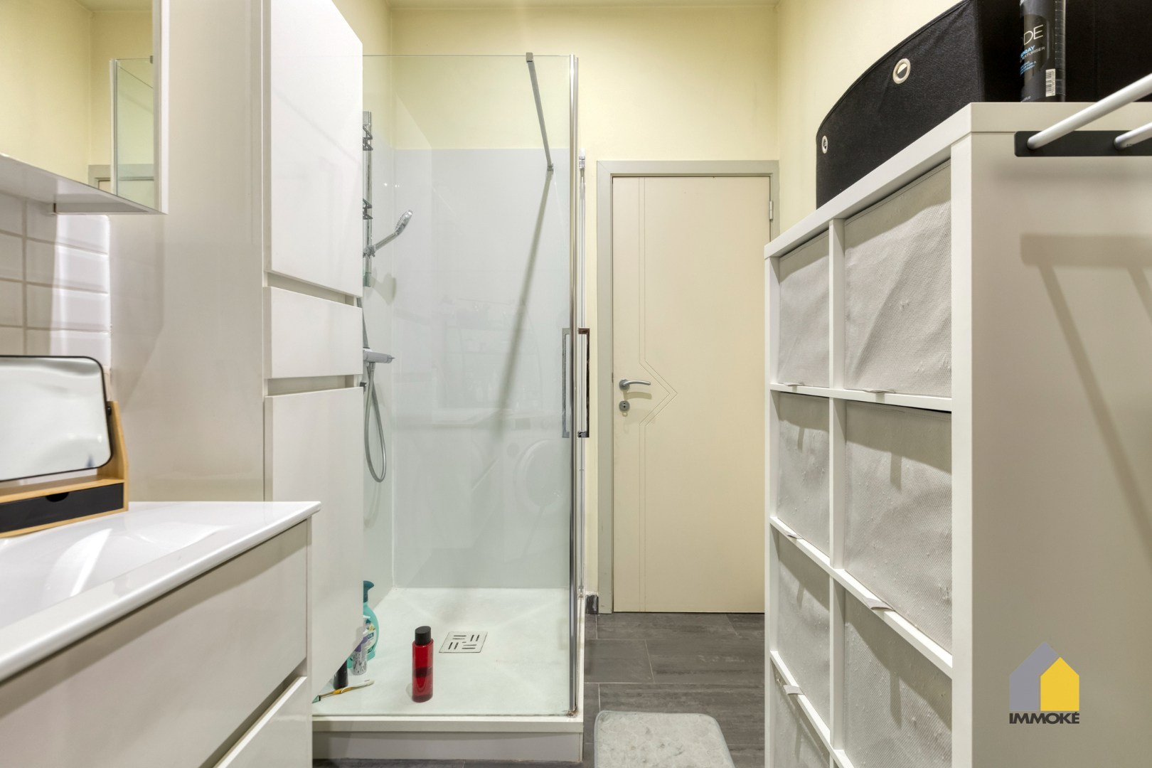 Gelijkvloers appartement (91 m²) in centrum met 1 slpk en parking. 