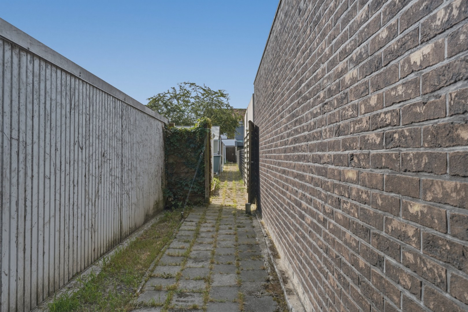 Goed onderhouden rijwoning nabij de Groene Kouter in Zwevegem 