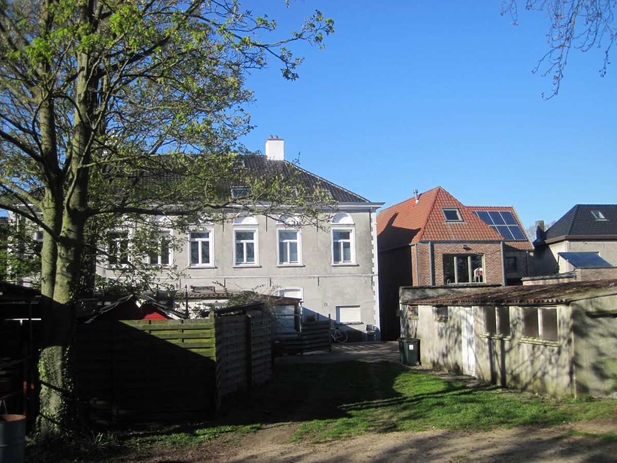 Bijzonder ruim gelijkvloers woonappartement. 